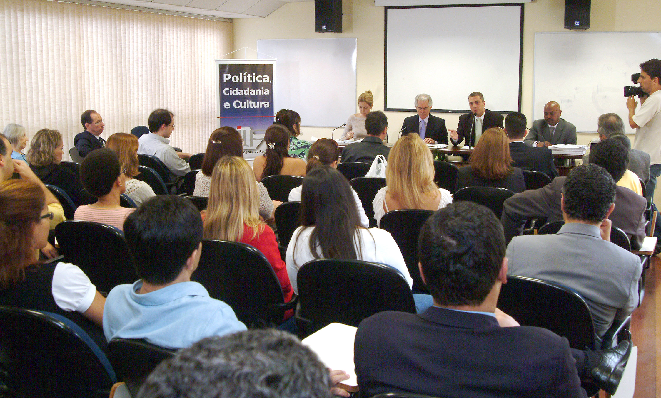 Evento no Instituto Legislativo Paulista (ILP)<a style='float:right;color:#ccc' href='https://www3.al.sp.gov.br/repositorio/noticia/03-2008/FORMATURA ILP GERAL desirae.pres vaz.lamari.cido03ROB.jpg' target=_blank><i class='bi bi-zoom-in'></i> Clique para ver a imagem </a>